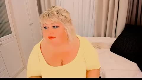 Snapshot of huge_booobs chatting on 09/22/25, 06:10 milli online show from 09/22/25, 06:10