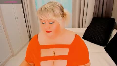 Snapshot of huge_booobs chatting on 10/08/25, 12:25 milli online show from 10/08/25, 12:25