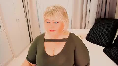 Snapshot of huge_booobs chatting on 10/15/25, 07:08 milli online show from 10/15/25, 07:08