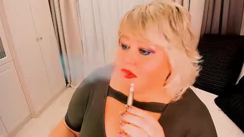 Snapshot of huge_booobs chatting on 10/15/25, 07:58 milli online show from 10/15/25, 07:58