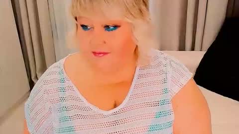 Snapshot of huge_booobs chatting on 10/21/25, 06:52 milli online show from 10/21/25, 06:52