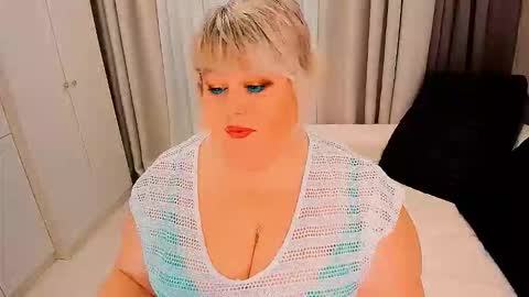 Snapshot of huge_booobs chatting on 10/22/25, 07:13 milli online show from 10/22/25, 07:13