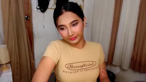 Snapshot of hugeasiancockandrea chatting on 10/22/25, 05:45 drea online show from 10/22/25, 05:45