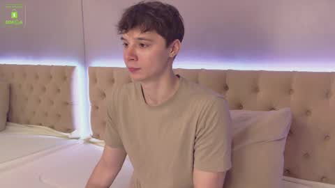 Snapshot of hugebangins_ chatting on 10/01/25, 10:43 ANTHONY online show from 10/01/25, 10:43