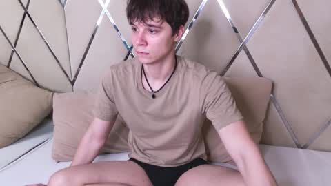 Snapshot of hugebangins_ chatting on 10/26/25, 04:40 ANTHONY online show from 10/26/25, 04:40