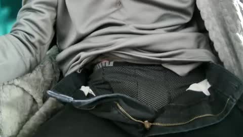 Snapshot of hugepecker131 chatting on 12/31/24, 03:09 hugepecker131 online show from 12/31/24, 03:09