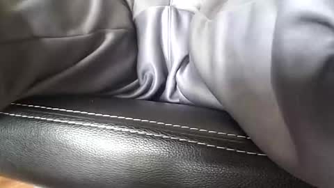 Snapshot of hugepecker131 chatting on 10/06/25, 03:31 hugepecker131 online show from 10/06/25, 03:31