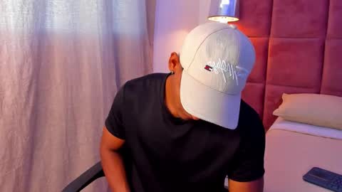 Snapshot of hugo_cano chatting on 11/02/25, 07:38 Hugo Cano online show from 11/02/25, 07:38