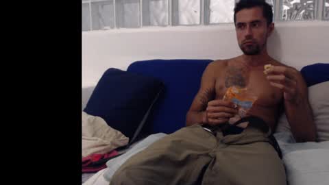 Snapshot of hugoanzola chatting on 02/02/25, 08:24 Colombian Milkman online show from 02/02/25, 08:24