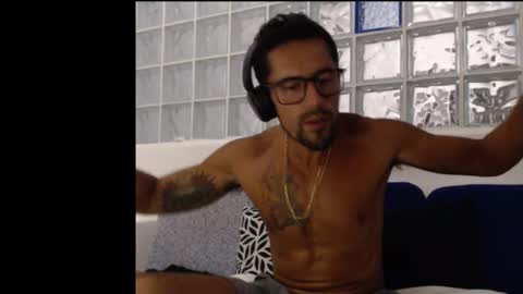 Snapshot of hugoanzola chatting on 02/13/25, 02:56 Colombian Milkman online show from 02/13/25, 02:56