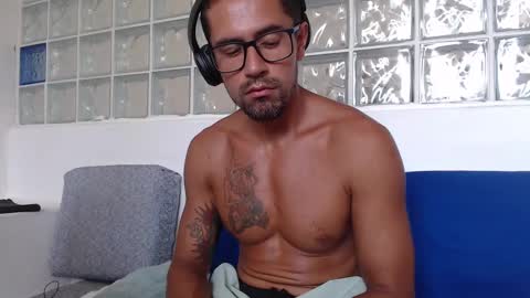 Snapshot of hugoanzola chatting on 02/28/25, 08:07 Colombian Milkman online show from 02/28/25, 08:07