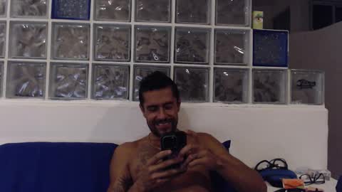 Snapshot of hugoanzola chatting on 12/19/25, 04:30 Colombian Milkman online show from 12/19/25, 04:30