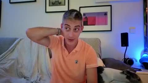 Snapshot of hugolandcam chatting on 10/08/25, 07:44 Hugo online show from 10/08/25, 07:44