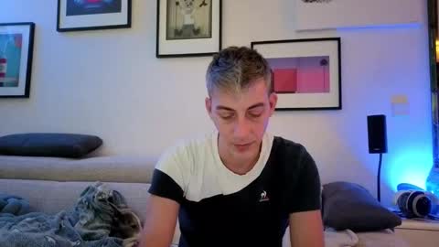 Snapshot of hugolandcam chatting on 11/21/25, 10:08 Hugo online show from 11/21/25, 10:08