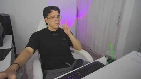 Snapshot of hun_damer chatting on 10/25/25, 02:30 hun_damer online show from 10/25/25, 02:30