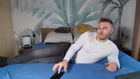 Snapshot of hunterbridges chatting on 12/14/25, 07:58 Hunter Bridges online show from 12/14/25, 07:58