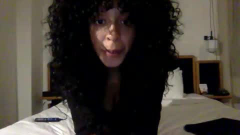 Snapshot of hunyybunz chatting on 01/01/25, 12:32 Goddess Hunyy online show from 01/01/25, 12:32