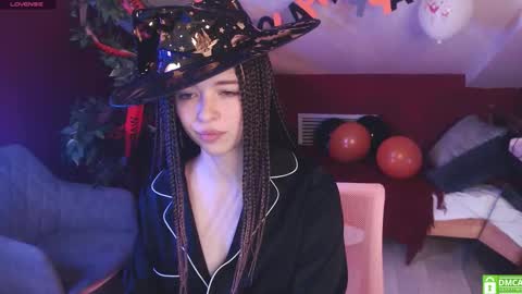 Snapshot of hypequeen_ chatting on 10/22/25, 09:58 Julia online show from 10/22/25, 09:58