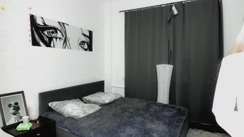 Snapshot of hypno_eyes_babe chatting on 10/19/25, 02:40 Kate online show from 10/19/25, 02:40