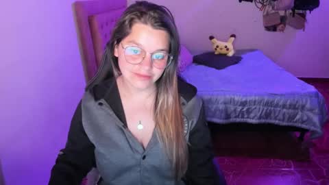 Snapshot of hyun22148625 chatting on 01/07/25, 04:08 Hello Im Julieta Im 25 years old and I love being here. Thank you for visiting my living room. The only rule is that you hap online show from 01/07/25, 04:08