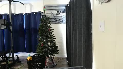 Snapshot of i_fetishize_u chatting on 01/05/25, 05:41 ShortStuff online show from 01/05/25, 05:41