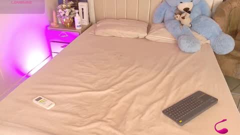 Snapshot of iam_nicolle chatting on 11/20/25, 12:49 iam_nicolle online show from 11/20/25, 12:49