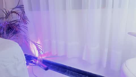 Snapshot of iam_sofii chatting on 12/15/25, 07:18 sofi online show from 12/15/25, 07:18