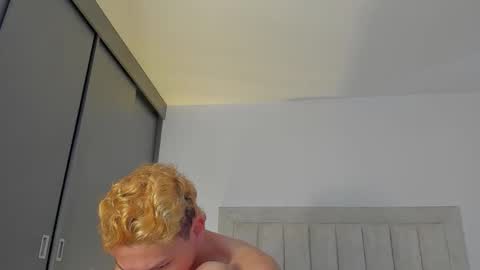 Snapshot of iamjulian_ chatting on 11/13/25, 11:20 Juliiiiian online show from 11/13/25, 11:20