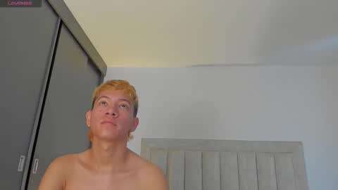 Snapshot of iamjulian_ chatting on 11/14/25, 12:59 Juliiiiian online show from 11/14/25, 12:59