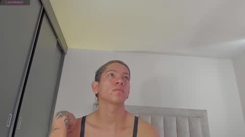 Snapshot of iamjulian_ chatting on 11/26/25, 12:06 Juliiiiian online show from 11/26/25, 12:06