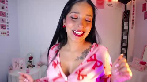 Snapshot of iamroxanne chatting on 05/17/26, 04:58 Camila online show from 05/17/26, 04:58