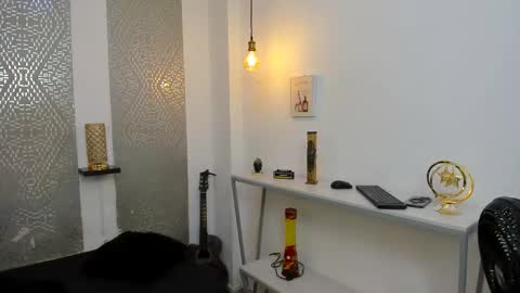 Snapshot of ian_tomson chatting on 10/31/25, 01:34 online show from 10/31/25, 01:34