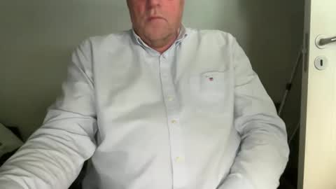 Snapshot of iaws61 chatting on 12/18/25, 01:39 iaws61 online show from 12/18/25, 01:39