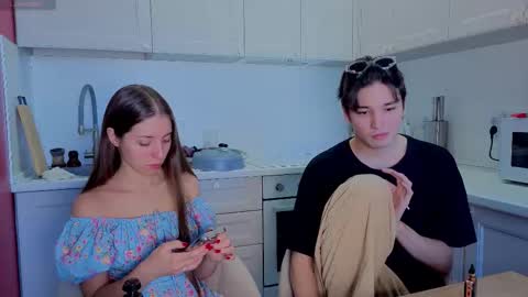 Julia and Mira online show from 10/03/25, 08:00