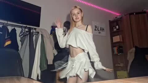 Snapshot of ilianamessersmith chatting on 02/05/26, 06:18 ShyLuna online show from 02/05/26, 06:18