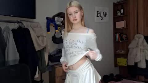 Snapshot of ilianamessersmith chatting on 03/24/26, 06:51 ShyLuna online show from 03/24/26, 06:51