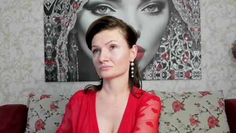 Snapshot of illegalbeauty87 chatting on 12/24/24, 10:39 Ingrid or more easier...Miss GoDDess Mistress online show from 12/24/24, 10:39