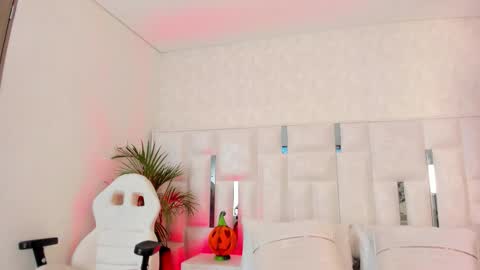 Snapshot of im_nika_ chatting on 10/31/25, 01:34 Nika online show from 10/31/25, 01:34