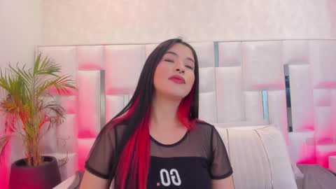 Snapshot of im_nika_ chatting on 11/17/25, 12:33 Nika online show from 11/17/25, 12:33