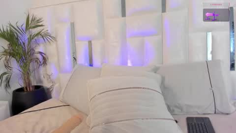 Snapshot of im_nika_ chatting on 11/21/25, 01:43 Nika online show from 11/21/25, 01:43