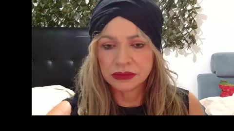 Snapshot of im_sharonr chatting on 11/05/25, 04:07 Sharon online show from 11/05/25, 04:07