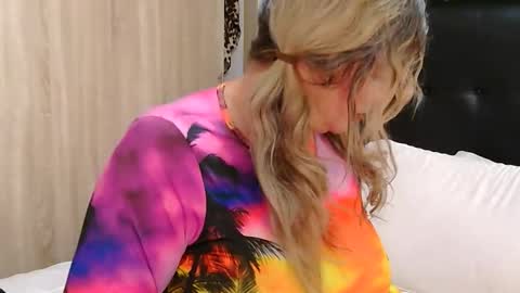 Snapshot of im_sharonr chatting on 12/01/25, 01:16 Sharon online show from 12/01/25, 01:16