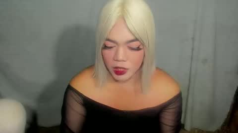 Snapshot of im_ur_hot_ella chatting on 10/29/25, 12:18 ella may online show from 10/29/25, 12:18