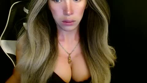 Queen Gwen online show from 11/19/25, 02:11