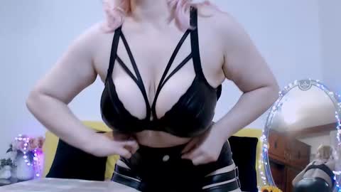 Snapshot of ina_pearl chatting on 11/19/25, 09:37 Ina online show from 11/19/25, 09:37