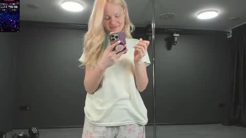 Snapshot of incredible__shell_ chatting on 05/22/26, 07:52 Masha online show from 05/22/26, 07:52