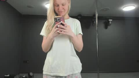 Snapshot of incredible__shell_ chatting on 05/24/26, 08:14 Masha online show from 05/24/26, 08:14