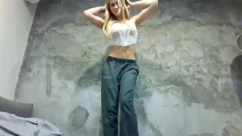 Snapshot of indierosee chatting on 11/07/25, 12:10 Indie Rose online show from 11/07/25, 12:10