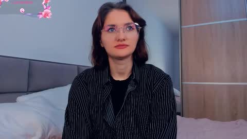 Snapshot of inellcanty chatting on 10/14/25, 04:02 Kira online show from 10/14/25, 04:02