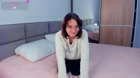 Snapshot of inellcanty chatting on 10/20/25, 04:02 Kira online show from 10/20/25, 04:02